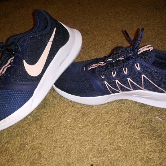 BRAND NEW WOMANS NIKE SZ.7 - Picture 1 of 4